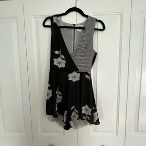 Privacy Please Floral and Checked flowy romper EUC 🖤🌸